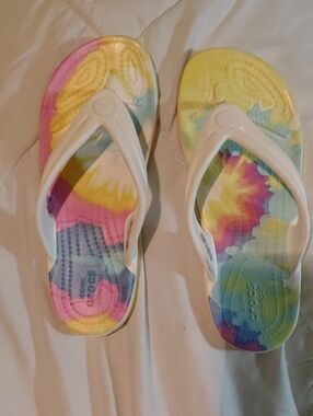 CROCS White-Strap Tie-Dye Flip Flops